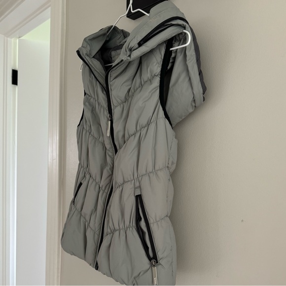 Bench Multipurpose City Clothing Puffer Vest. - Picture 3 of 6